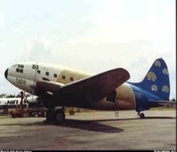 Aeronave Curtiss C-46 Commando da TABA (Transportes Aéreos da Bacia Amazônica) em pátio de aeroporto.