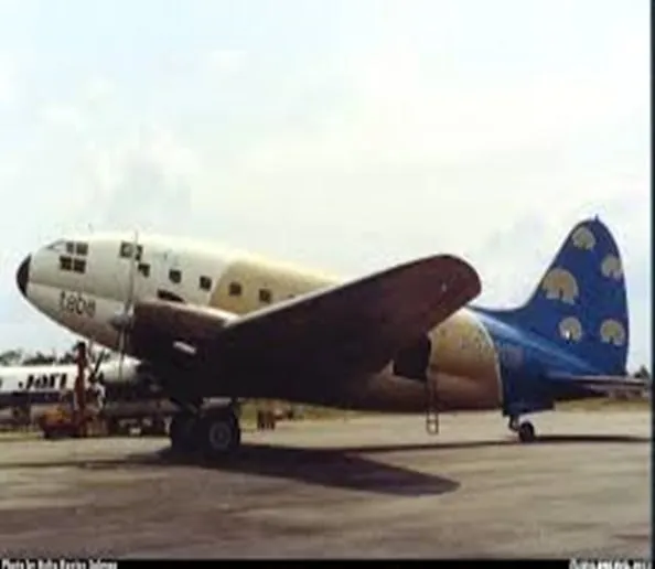 Aeronave Curtiss C-46 Commando da TABA (Transportes Aéreos da Bacia Amazônica) em pátio de aeroporto.