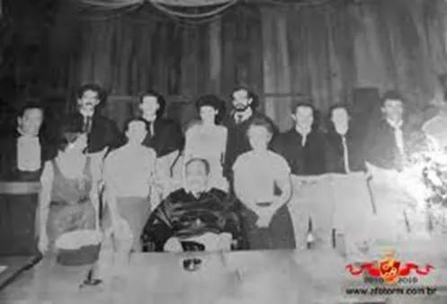 Da esquerda para a direita: o Juiz Sérgio Nogueira de Lima, o promotor Jaime Ferreira, o advogado de defesa Adi Baldo e os serventuários da Justiça — Rolim de Moura, 1983.