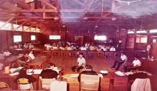 O salão do Tribunal do Júri — um barracão pau-a-pique onde antes havia bailes e arrasta-pés.